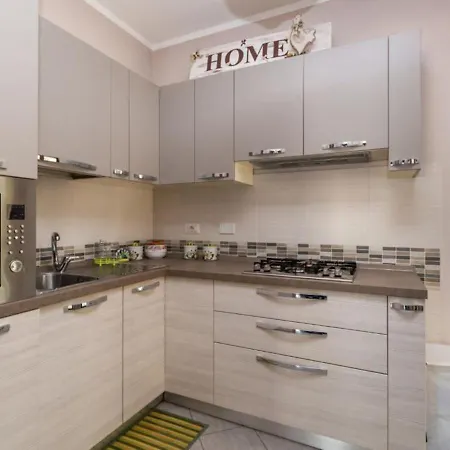 Comfy Cozy Close To Metro דירה